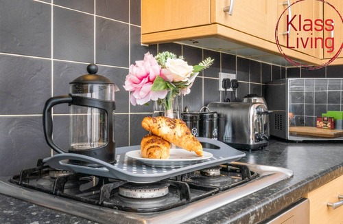 Coatbridge Apartment | Fantastic 3 bedroom Apartment with private driveway