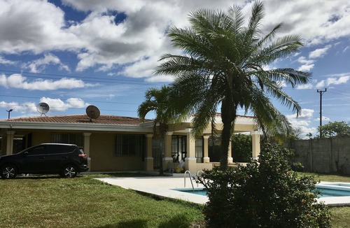 La Garita House | FARM IN THE CITY, HOUSE AND POOL 0.75 ACRES
