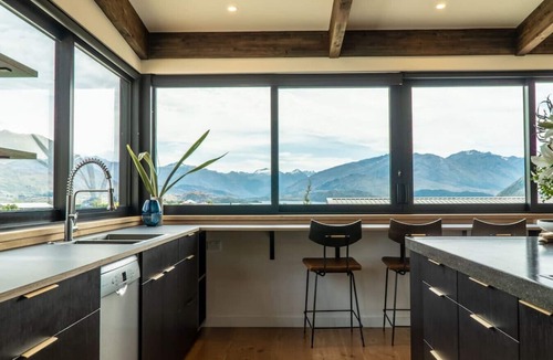Wanaka House | Farrant Drive - Modern holiday home with lake views, close to town