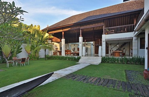 Batu Bolong Villa | Fascinating 5BR Villa Near Nelayan Beach - Canggu! 5Min Drive To Berawa Beach!