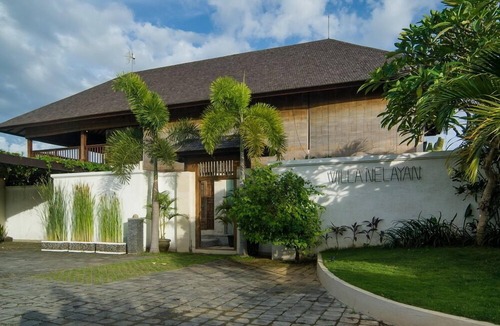 Batu Bolong Villa | Fascinating 5BR Villa Near Nelayan Beach - Canggu! 5Min Drive To Berawa Beach!