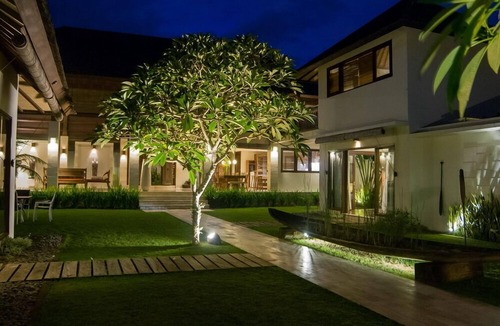 Batu Bolong Villa | Fascinating 5BR Villa Near Nelayan Beach - Canggu! 5Min Drive To Berawa Beach!