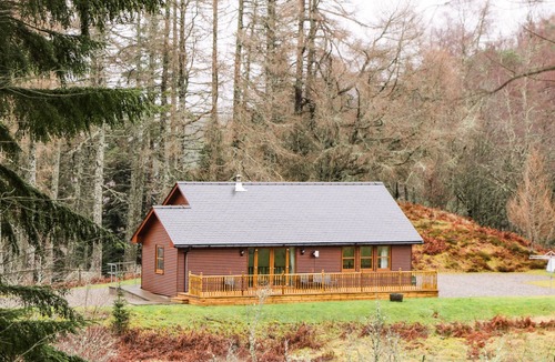 Roybridge Cottage | FERSIT LOG COTTAGE, pet friendly, with hot tub in Spean Bridge