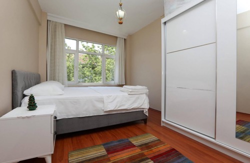 Uskudar Apartment | Flat with Two Living Rooms and Balcony in Uskudar