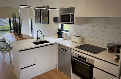 Flat Bush House | Flatbush Holiday Accommodation, 3 Bedroom Town House WH2 | Apartment
