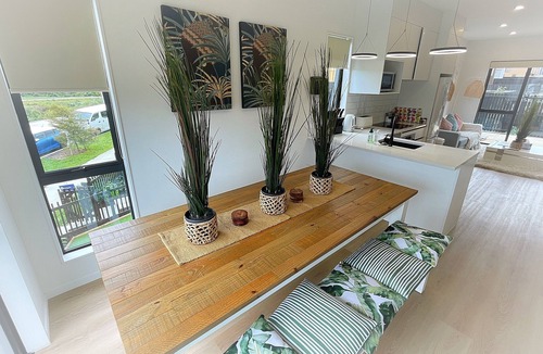 Flat Bush House | Flatbush Holiday Accommodation, 3 Bedroom Town House WH2 | Apartment