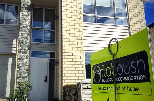 Flat Bush House | Flatbush Holiday Accommodation, 2 Bedroom Townhouse | Apartment HH