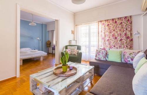 Athens City Centre Apartment | Floral and Stylish apt for 4ppl next to metro