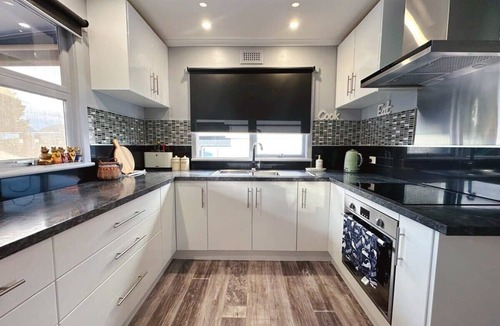 Moonah House | Fonton Blue Fun House - close to City & Airport