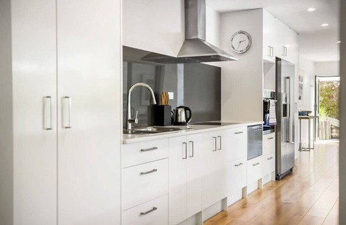 Greenhithe Apartment | Forest View Apartment with Parking and Garden