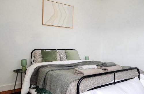 Bathgate Apartment | Free Parking - Central - Sleeps 6 - Great Area