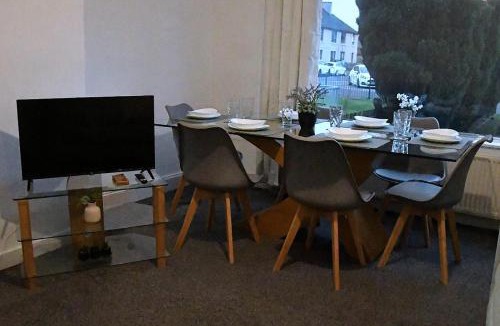 Bathgate Apartment | Free Parking - Central - Sleeps 6 - Great Area