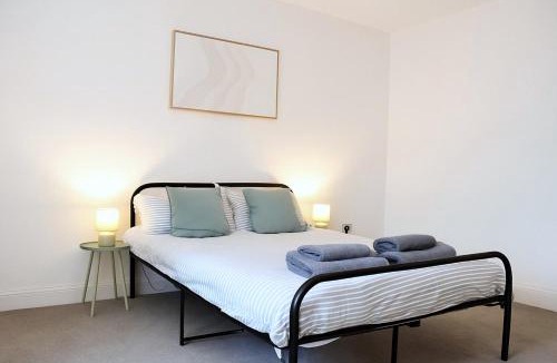 Bathgate Apartment | Free Parking - Central - Sleeps 6 - Great Area