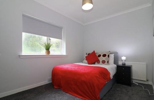 Hawkhead House | (Free Parking-Sleeps 6-3 Bedrooms-Glasgow Airpor