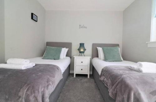 East Kilbride House | Free Parking- Sleeps 5 -3 Bedroom - City Centre