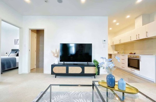 Grafton Apartment | Free Parking! Stylish High Level Ocean & City View