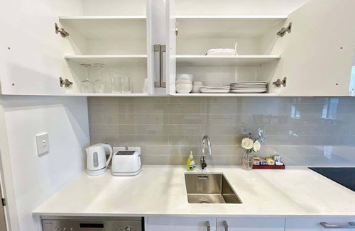 Grafton Apartment | Free Parking! Stylish High Level Ocean & City View