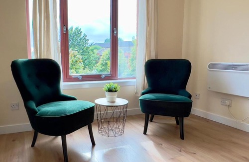 Springburn Apartment | Garden-View 2BR Apartment - Free Parking & WiFi