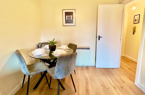 Springburn Apartment | Garden-View 2BR Apartment - Free Parking & WiFi