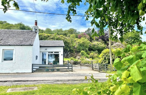 Tighnabruaich Cottage | Gate Cottage on the shore front, sleeping 6 persons.