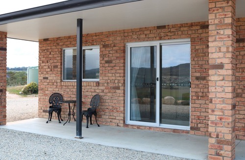 St Helens Cottage | George River Park (Private Suite, 100 Acres, Animals, Bay & Mountain Views)
