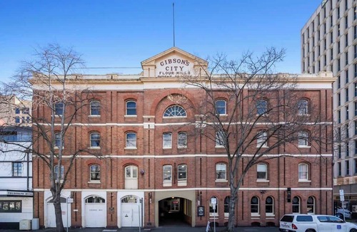 Sullivan's Cove Apartment | Gibson's Mill waterfront loft apartment - 304
