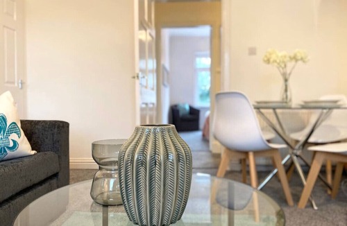 Cardonald Apartment | Gladsmuir House - three bedroom upper near motorway and train station Glasgow