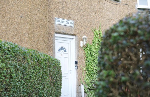 Cardonald Apartment | Glasgow, 3 Bed Flat with Free street parking
