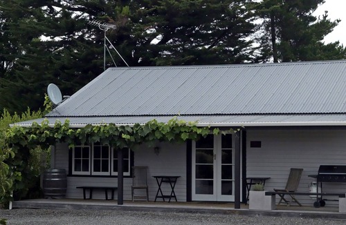 Featherston House | Glass of Red Hideaways-The Studio