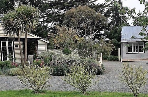 Featherston House | Glass of Red Hideaways-The Studio
