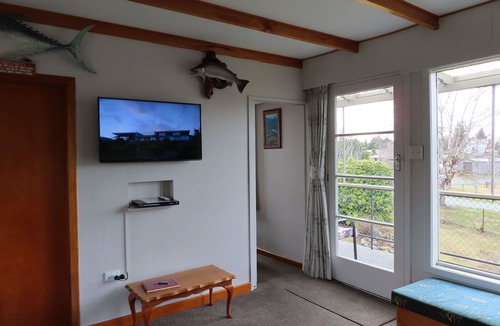 Manapouri House | GLENDALE RIVER VIEW HOLIDAY HOUSE
