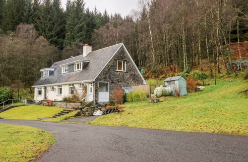 Strathblane Cottage | GLENFINGLAS DAM COTTAGE, pet friendly, with open fire in Callander