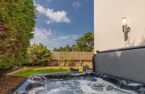 Musselburgh Apartment | Golf View Garden Apartment with Hot Tub