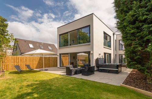 Musselburgh Apartment | Golf View Garden Apartment with Hot Tub
