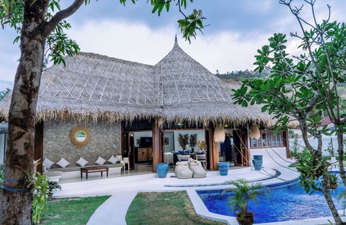 Senggigi Villa | Gorgeous 3 bedroom villa ,traditional style with all the modern conveniences.