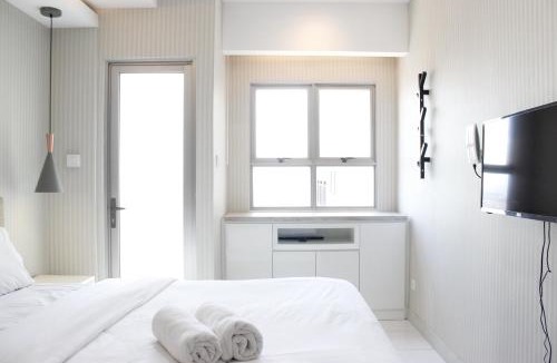 Cibaduyut Apartment | Gorgeous Studio at Mekarwangi Square Apartment with Mountain View By Travelio