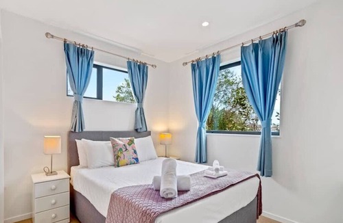 Mangere House | Gorgeous Three Bedroom Home with Free Parking