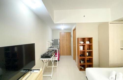 Duren Sawit Apartment | Great Choice Studio Apartment Gateway Park LRT City Jatibening By Travelio