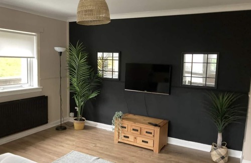 Clydebank Apartment | Great location between Glasgow city center, Loch Lomond and Glasgow Airport!