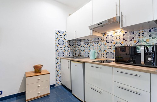 Spisone Apartment | GuestHost - Please note that from 20 May 2025 to 5 June 2025 the facade will be under construction.Cozy 41 sqm studio flat with sea view, perfect for 4 people, located on the ground floor of a building. The property is located in the Spisone area (Taormi