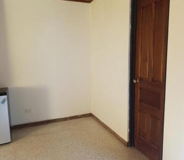 Pavas House | Habitación con baño, parqueo y seguridad