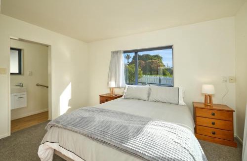 Kaikoura House | Handy Location, Ocean & Mountain Views, Spacious Yard - KK46451