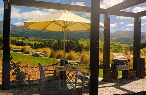 Lake Hayes Apartment | HawkRidge Honeymoon Alpine Suite - Spa Pool, Mountain views