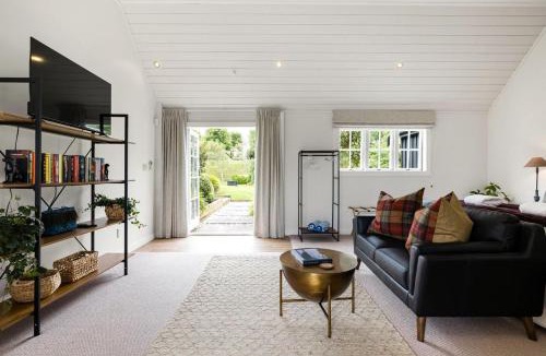 Tamahere House | Hawthorn Cottage - Deluxe Private Guesthouse