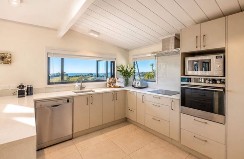 Oneroa House | Headland Views Oneroa -Oneroa Coastal Home