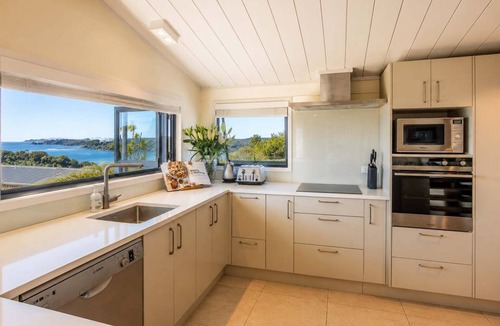 Oneroa House | Headland Views Oneroa -Oneroa Coastal Home