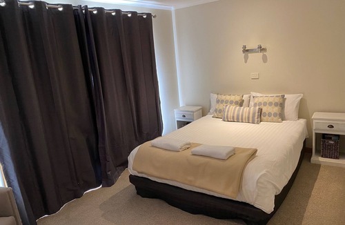Four Mile Creek Resort | Heated outdoor pool . 25min from Bicheno and St Helens .