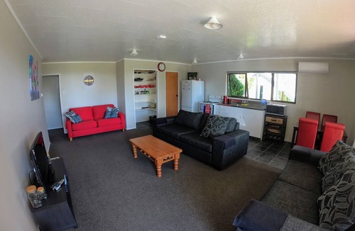 Tokomaru Bay Apartment | Helen's Villa Beach Front Accommodation