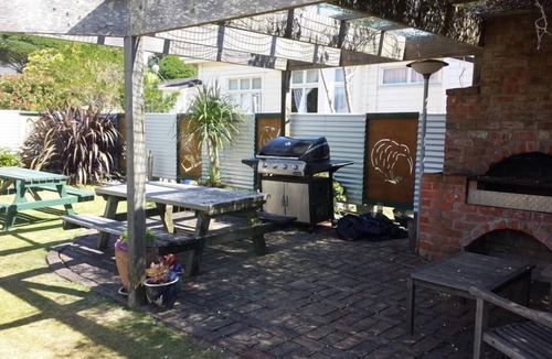 Tokomaru Bay Apartment | Helen's Villa Beach Front Accommodation
