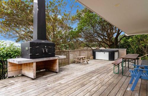 Snells Beach House | Heron's Hideaway - Snells Beach Holiday Home